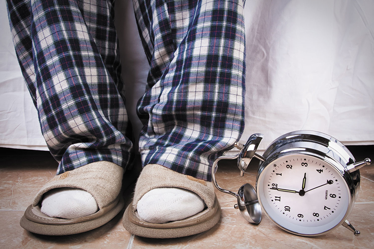 Tình trạng đi tiểu nhiều về đêm do thận yếu gây rối loạn giấc ngủ, khiến cơ thể mệt mỏi, tăng nguy cơ đột quỵ