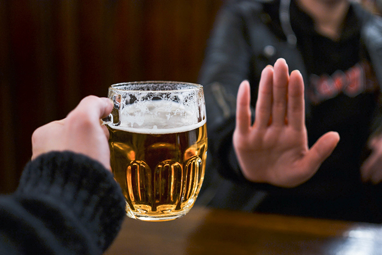 Các đối tượng bị bệnh trĩ nên nói không với bia để không làm ảnh hưởng đến sức khỏe
