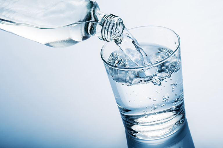 Uống đủ lượng nước theo tiêu chuẩn, không uống quá ít hoặc quá nhiều để tránh làm ảnh hưởng đến chức năng thận