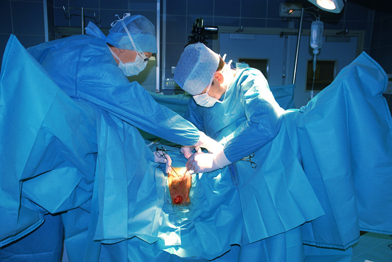 Phẫu thuật nối thông động mạch được thực hiện để cải thiện tình trạng tắc nghẽn ở động mạch do chấn thương ở thể háng hoặc gãy xương chậu