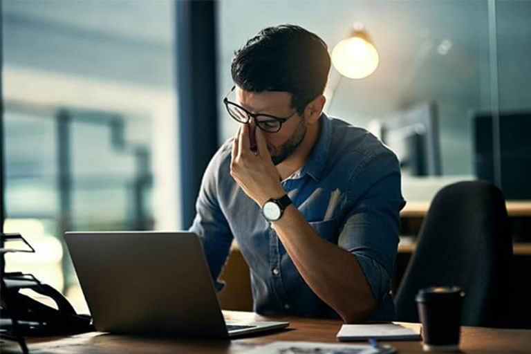 Căng thẳng, stress kéo dài là một trong những tác nhân gây rối loạn cương dương ở nam giới trẻ tuổi