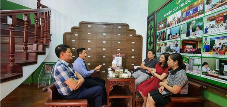 Ông Nguyễn Quang Hưng tiếp đón đoàn đại biểu của Bộ Y tế tham quan và làm việc tại Trung tâm Thuốc dân tộc