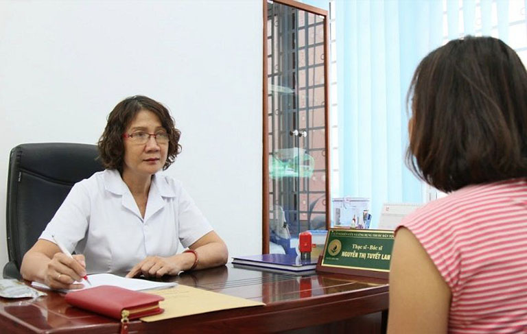 Bác sĩ Nguyễn Thị Tuyết Lan đang thăm khám cho bệnh nhân bị mề đay