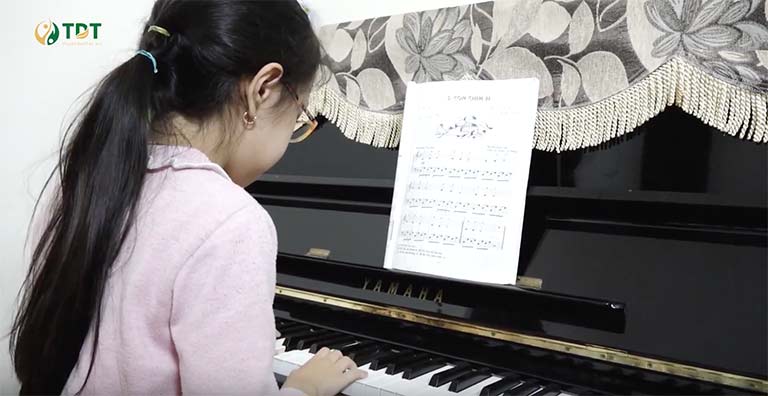 Sau khi khỏi bệnh bé Tùng Chi có thể vui vẻ thực hiện đam mê âm nhạc của mình