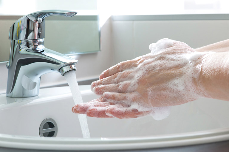 Rửa tay bằng xà phòng khi sau khi tiếp xúc với các vật dụng cá nhân của người mắc bệnh ho gà