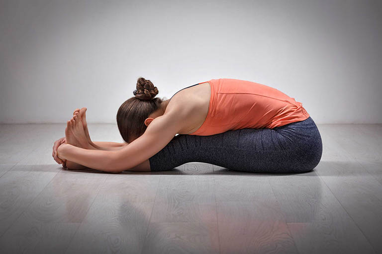 Bài tập yoga tư thế gập người vươn mình điều trị thoái hóa khớp gối