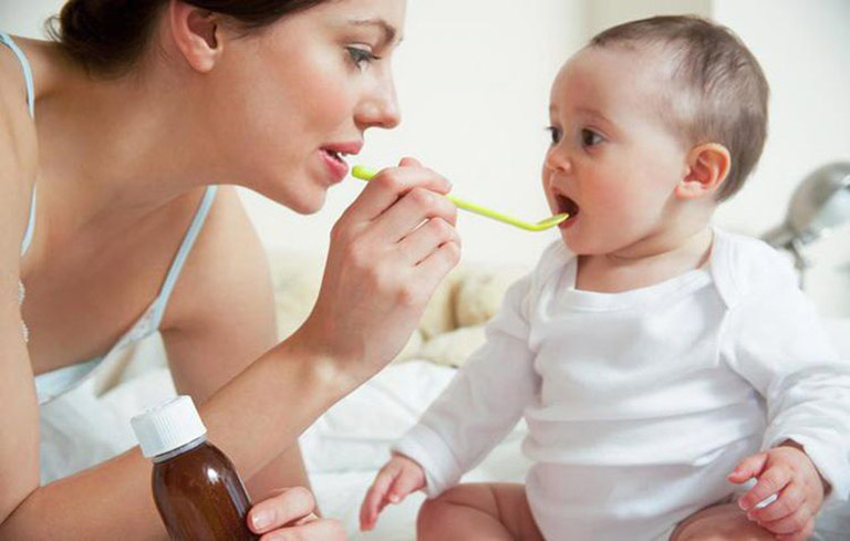 Bố mẹ có thể cho bé dùng các loại siro để loại bỏ tình trạng bệnh