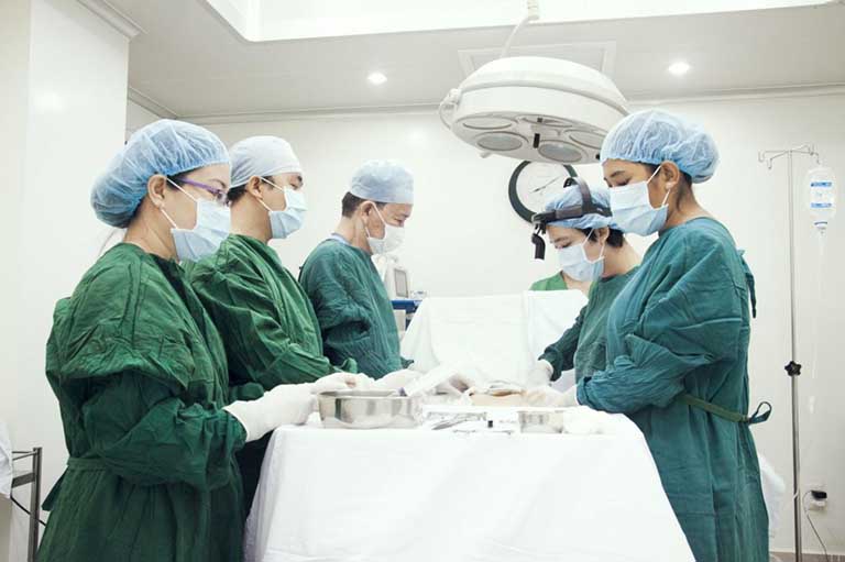 Nên thực hiện cắt trĩ bằng tia laser CO2 tại các cơ sở y tế uy tín và đội ngũ bác sỹ chuyên nghiệp 