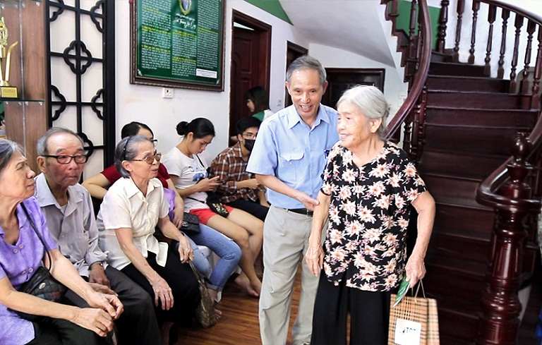 Đông đảo bệnh nhân thăm khám tại Trung tâm Thuốc dân tộc