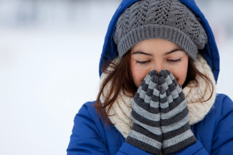 Người bệnh nên giữ ấm cơ thể vào những ngày trời chuyển lạnh để phòng ngừa ho có đờm