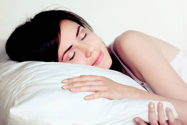 Kê cao gối khi đi ngủ có tác dụng hạn chế cơn ho về đêm do trào ngược acid dạ dày gây ra