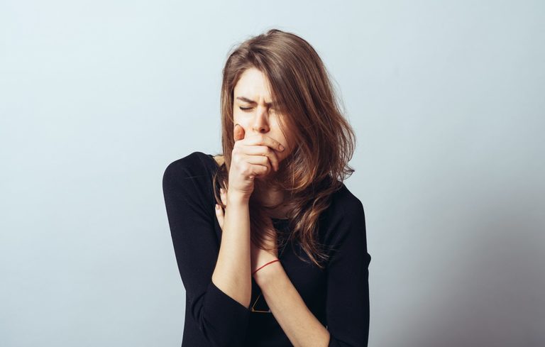 Ho khan, đau rát cổ họng là triệu chứng điển hình của bệnh