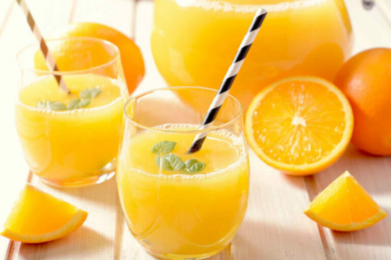 Uống đủ 2 lít nước mỗi ngày. Trong đó bổ sung thêm các loại nước ép họ nhà cam sẽ rất tốt cho điều trị ho kéo dài sau sinh