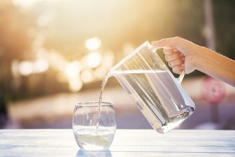 Uống đủ lượng nước mỗi ngày sẽ giúp quá trình chữa viêm phụ khoa thuận lợi hơn