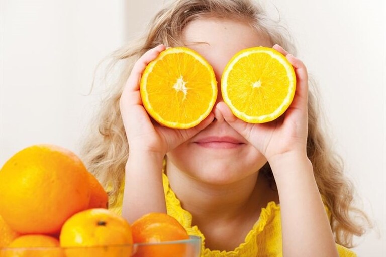 Nhiều người tin vitamin C có thể làm chậm quá trình thoái hóa điểm vàng. Thực tế điều này vẫn chưa được chứng minh rõ ràng