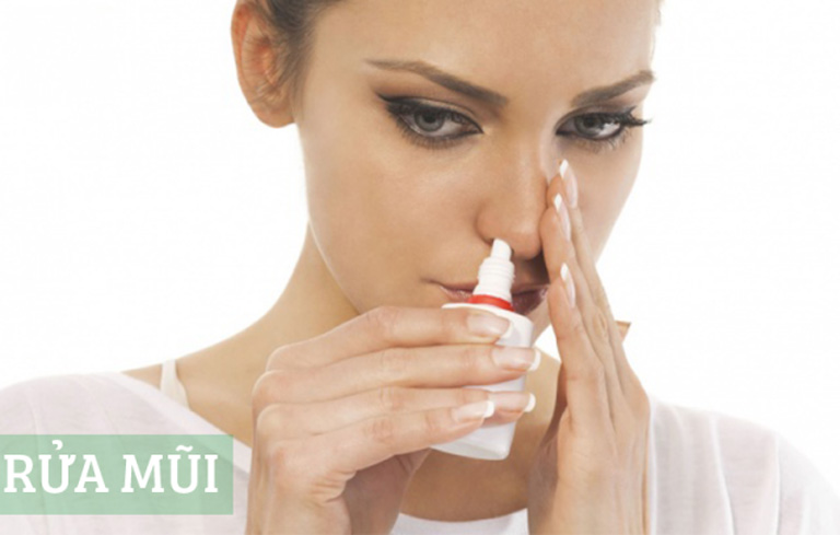 Rửa mũi hàng ngày để làm sạch dịch nhầy do viêm xoang