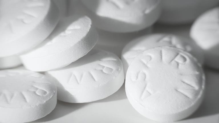 Aspirin là loại thuốc giảm đau thuộc nhóm NSAID dùng để giảm các cơn đau do thoát vị đĩa đệm gây ra