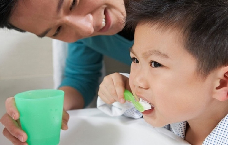 Lười vệ sinh răng miệng cũng là một nguyên nhân gây viêm amidan