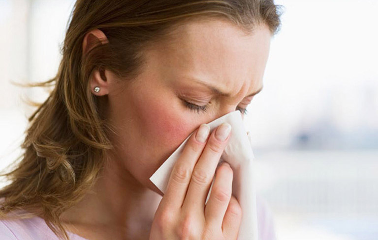 Nghẹt mũi, sổ mũi là triệu chứng viêm xoang nặng thường gặp