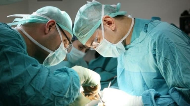 Phẫu thuật cắt bỏ búi trĩ thường chỉ áp dụng cho các trường hợp bệnh nặng và gây nhiều đau đớn cho bệnh nhân