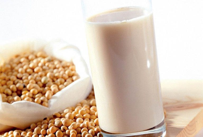 Uống sữa đậu nành không gây yếu sinh lý ở nam giới
