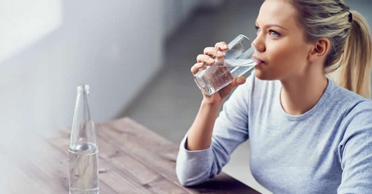 Uống nhiều nước sẽ giúp đào thải độc tố và sỏi