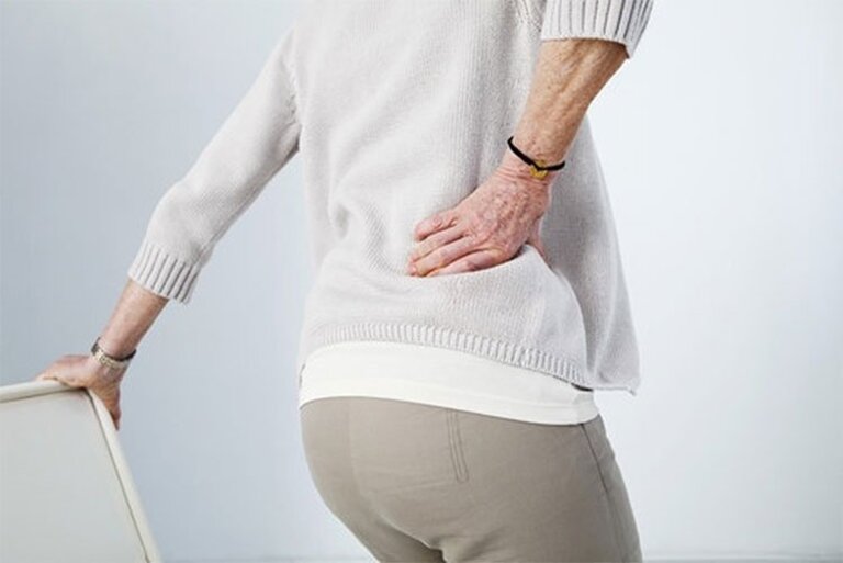 Biểu hiện ban đầu của xẹp đĩa đệm cột sống lưng và những cơn đau nhẹ và tự khỏi nên không nhiều người phát hiện được bệnh ngay từ đầu.