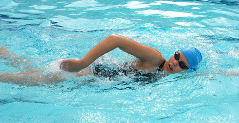 Bơi lội có tác dụng kéo giãn cột sống giúp cải thiện tình trạng đau lưng cơ năng