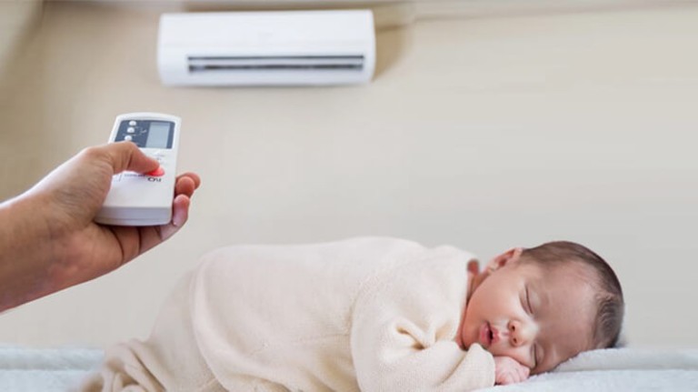 Lưu ý về nhiệt độ và chất lượng không khí nơi bé ngủ và sinh hoạt sẽ cải thiện đáng kể tình trạng ho khan.