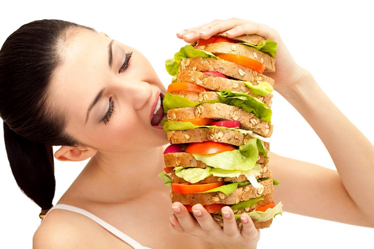 Chế độ ăn uống không đảm bảo cũng khiến người bệnh dễ mắc phải các bệnh lý về da liễu