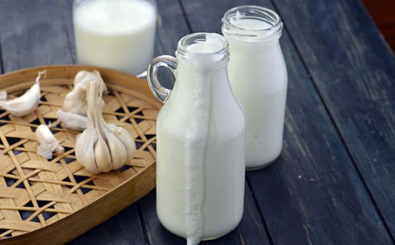 Nếu bạn chịu được mùi tỏi sống khi uống cùng sữa thì đây là một trong những cách trị đau thần kinh tọa hiệu quả tại nhà.