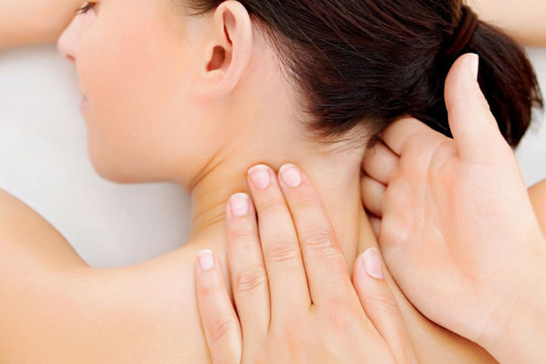 Vùng vai gáy cần được thư giãn và massage nhẹ nhàng để không bị đau nhức.