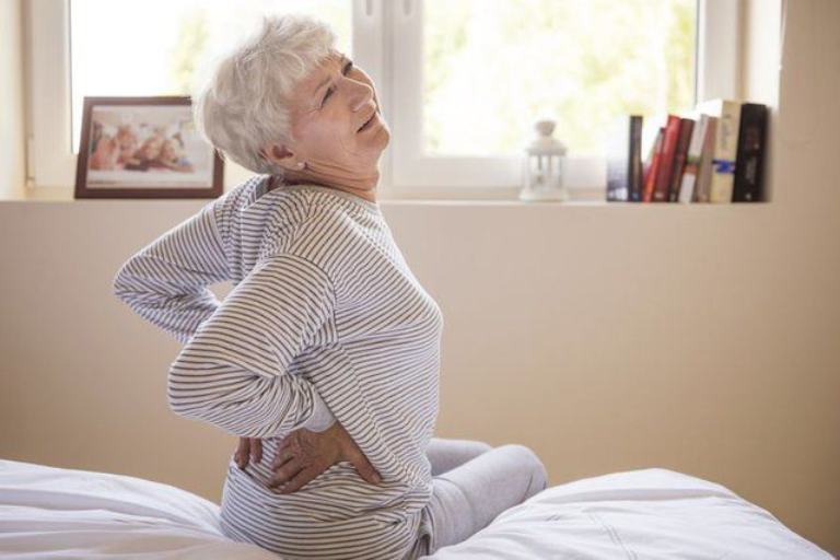 Tuổi tác cũng là một trong những nguyên nhân gây ra tình trạng đau cột sống lưng khi ngủ dậy
