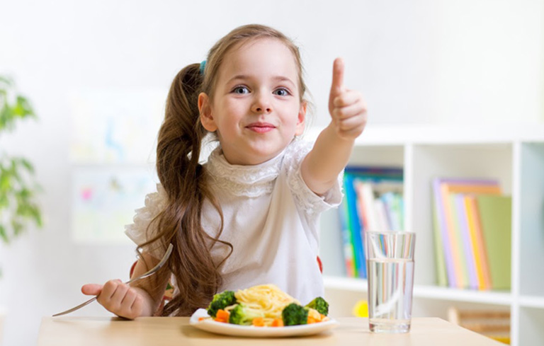 Chế độ dinh dưỡng đóng vai trò quan trọng hỗ trợ điều trị đau dạ dày ở trẻ hiệu quả