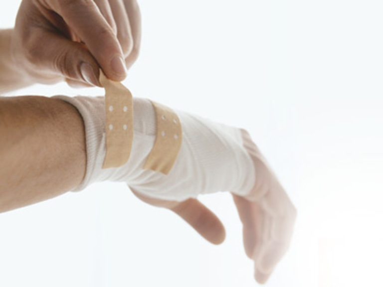 Chấn thương khi tập luyện hoặc lao động là nguyên nhân cơ học phổ biến gây đau nhức các khớp ngón tay.