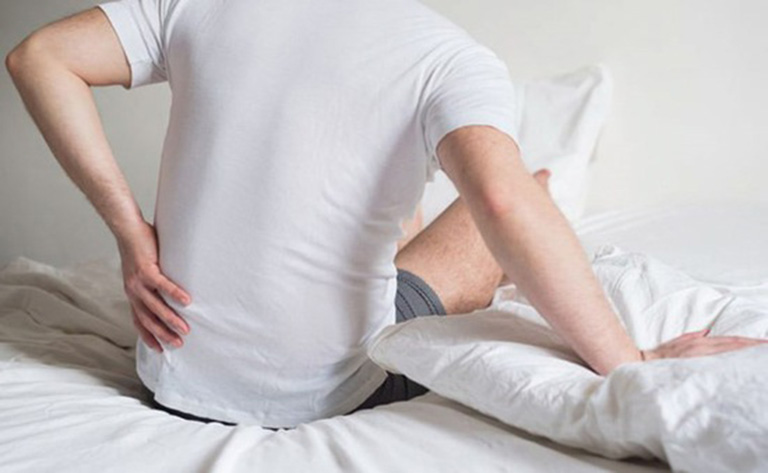 Đau lưng sau khi ngủ dậy có thể là triệu chứng của nhiều bệnh lý về xương khớp