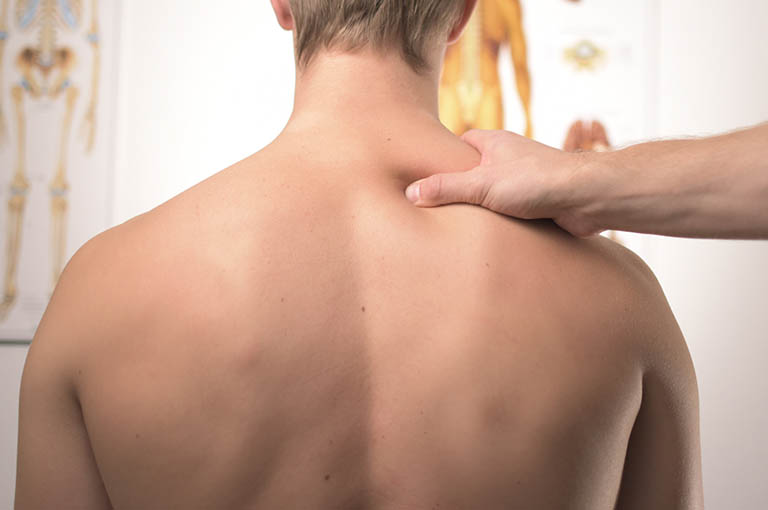 Hội chứng đau cơ gây đau nhói sau lưng trên bên phải và bên trái