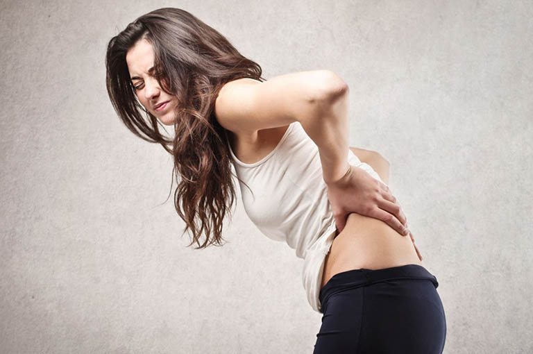 Chấn thương cơ xương gây đau nhói sau lưng trên bên phải và bên trái