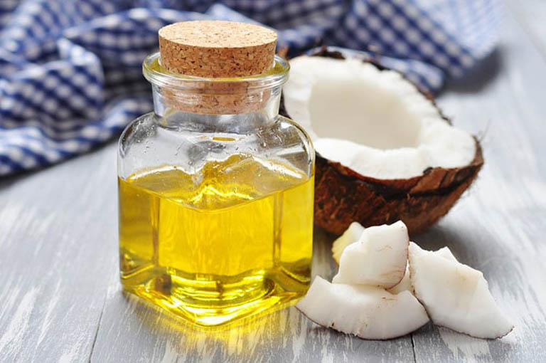 Thành phần hoạt chất bên trong dầu dừa có tác dụng làm giảm ngứa ngáy và đau rát ở hậu môn