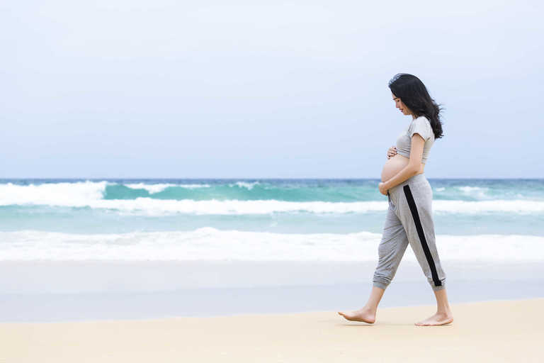 Mẹ bầu có thể đi bộ nhẹ nhàng để giảm bớt cơn đau do bệnh thoái hóa cột sống gây ra.