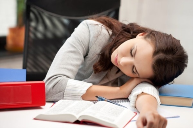 Ngủ hoặc làm việc không đúng tư thế là một trong những nguyên nhân cơ học gây đau vai gáy.