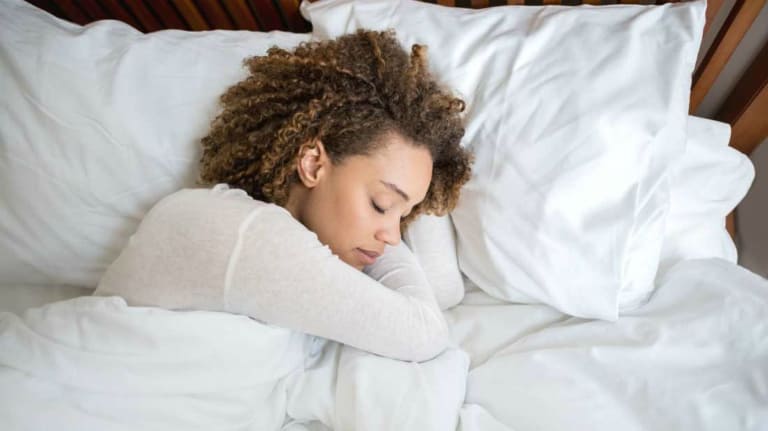 Thói quen ngủ không đúng là nguyên nhân cơ học phổ biến gây đau vai gáy sau khi ngủ dậy.