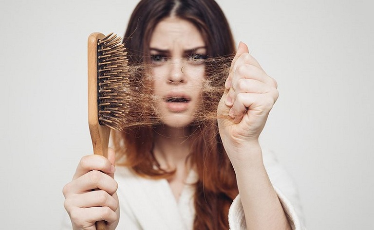 Phụ nữ tóc yếu, xơ, dễ gay rụng phần lớn do rối loạn lượng Estrogen trong cơ thể