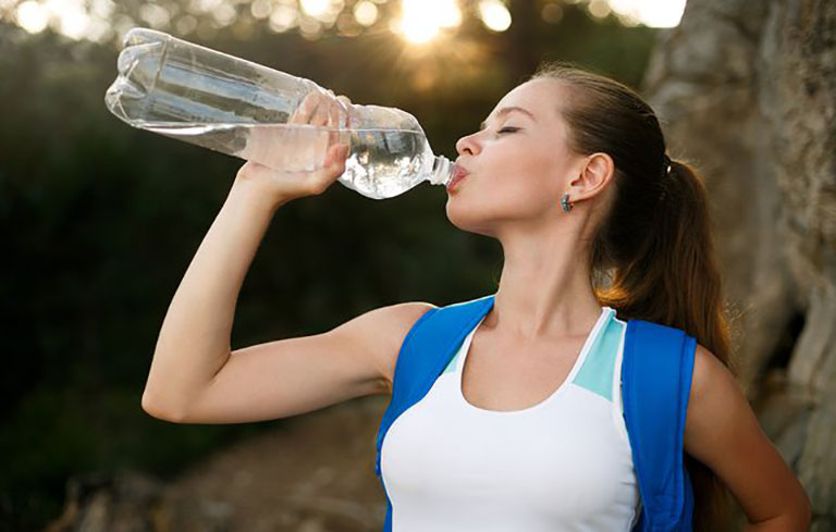 Người bệnh sỏi thận nên uống ít nhất từ 2,5 đến 3 lít nước mỗi ngày