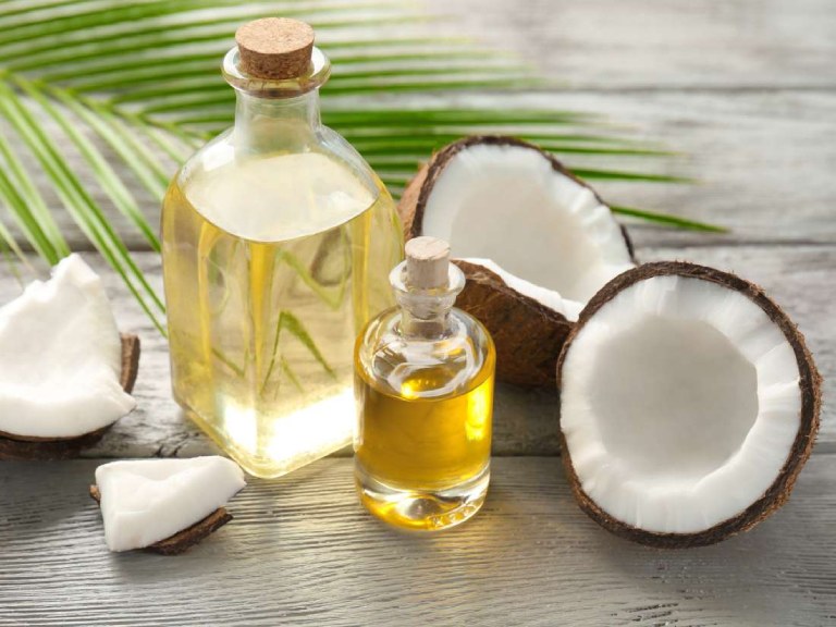 Sửa dụng dầu dừa massage da mặt giúp mang lại làn da sáng khỏe