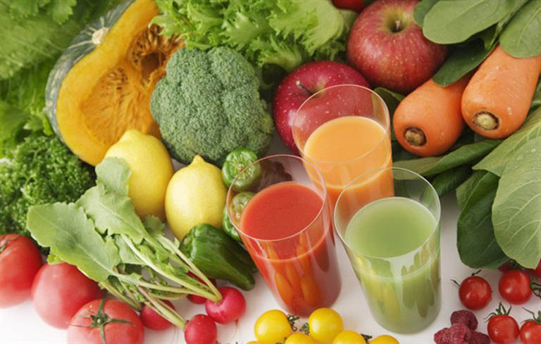 Người bệnh nên tăng cường rau xanh và uống nước trái cây hàng ngày