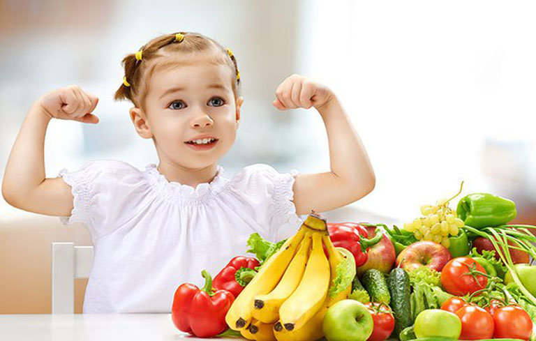 Người bệnh nên ăn nhiều trái cây và rau xanh để nâng cao sức đề kháng