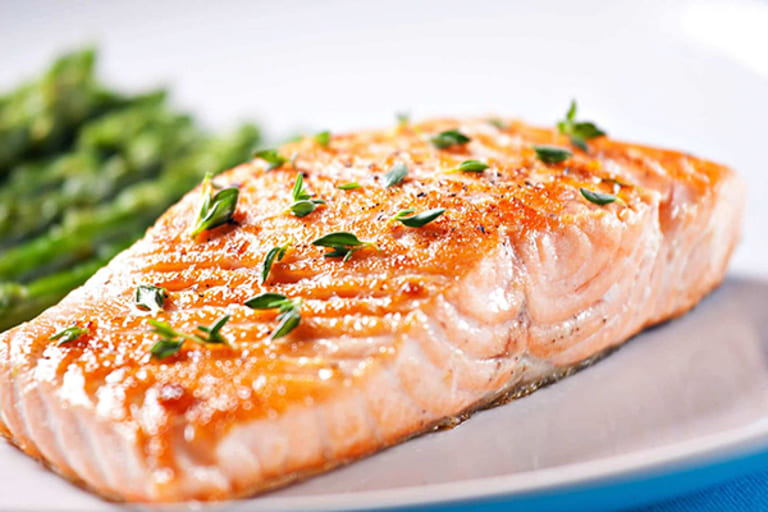 Bên cạnh chế độ dinh dưỡng đầy đủ, bạn nên bổ sung hoặc ưu tiên cá béo trong khẩu phần ăn hằng ngày để hỗ trợ hoạt động của sụn.