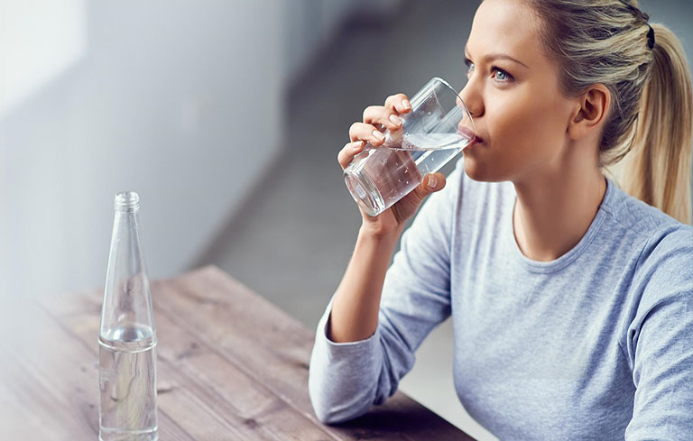 Uống đủ nước giúp da khỏe mạnh