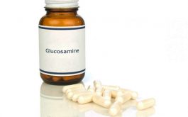 Glucosamine được bán khá nhiều trên thị trường ở cả dạng thuốc và thực phẩm chức năng. Nó được cho là có thể thay thế các thuốc điều trị tràn dịch khớp gối hiện tại nhưng thực tế không phải vậy.